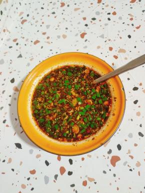 调一个浇饺子的料汁儿:
蒜苗切成末(也可以换成蒜泥或者葱花)，倒入适量的开水，放入一勺辣椒油，两勺生抽，一勺老抽，三勺香醋，一勺盐，两勺鸡精，一勺麻辣鲜，一勺香油搅拌均匀调成料汁儿！酸酸辣辣的特别开胃！
