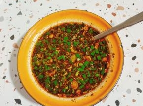 调一个浇饺子的料汁儿:
蒜苗切成末(也可以换成蒜泥或者葱花)，倒入适量的开水，放入一勺辣椒油，两勺生抽，一勺老抽，三勺香醋，一勺盐，两勺鸡精，一勺麻辣鲜，一勺香油搅拌均匀调成料汁儿！酸酸辣辣的特别开胃！
