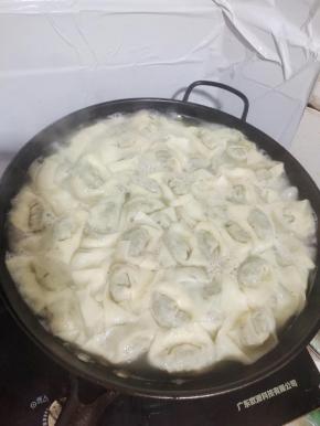 水开，饺子下锅煮，煮飘起来后，再继续煮三分钟左右就可以了！
