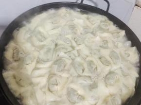 水开，饺子下锅煮，煮飘起来后，再继续煮三分钟左右就可以了！
