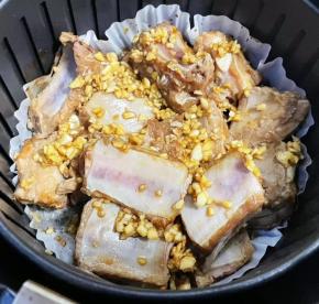 排骨翻至另一面，将剩余的料汁均匀的淋在排骨表面，180度15分钟继续烤起来。