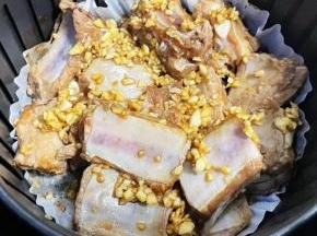 排骨翻至另一面，将剩余的料汁均匀的淋在排骨表面，180度15分钟继续烤起来。