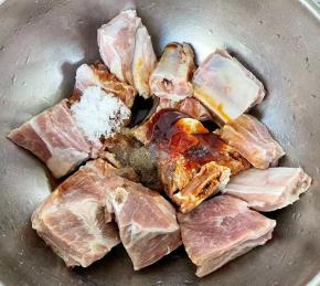 排骨放入容器中，再放入调味料一品鲜酱油、料酒、蚝油、糖、黑胡椒粉、盐、味精