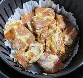 空气炸锅铺上吸油纸，放入入味的蒜蓉排骨，180度烤20分钟。