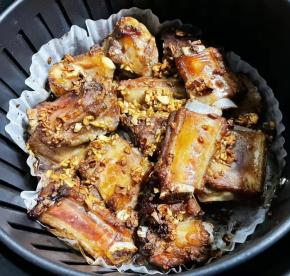 蒜蓉排骨烤好打开空气炸锅，瞬间满屋飘香。