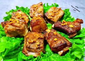 生菜洗净摆在盘子上面，再依次摆放蒜香排骨就大功告成了。