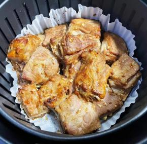 排骨烤制20分钟取出，一面已经八成熟。