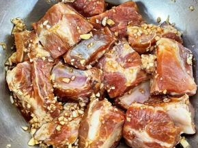 蒜粒轻轻按摩至和排骨均匀的融合在一起，盖上保鲜膜放入冰箱冷藏六个小时左右