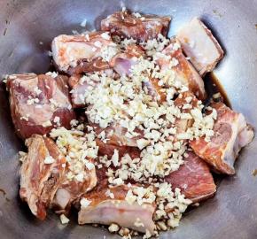 蒜粒撒在排骨上面