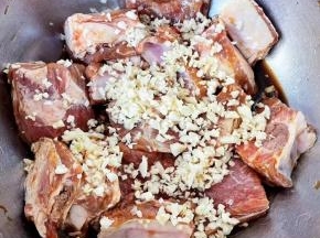 蒜粒撒在排骨上面