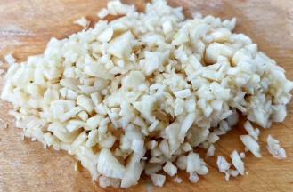蒜去皮洗净剁成笋粒