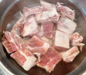 新鲜的排骨切成大小均匀的块状，放入清水浸泡半小时去除血水和杂质，再清洗干净沥干水份。