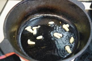 热锅后，锅里加入30毫升植物油，放入10克蒜片煸炒出香味