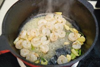 放入腌制好的虾仁一起大火翻炒均匀