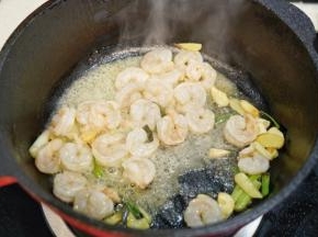 放入腌制好的虾仁一起大火翻炒均匀