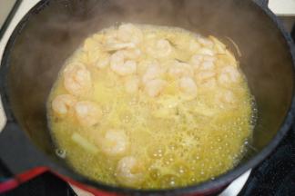 倒入米酒一起大火翻炒2分钟