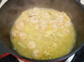 倒入米酒一起大火翻炒2分钟