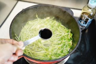 锅里加入50毫升清水，勺入轻盐酱油翻炒均匀即可装盘备用