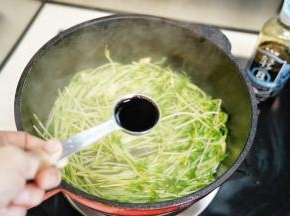 锅里加入50毫升清水，勺入轻盐酱油翻炒均匀即可装盘备用