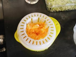 橙子去皮后用压汁碗压出橙汁备用