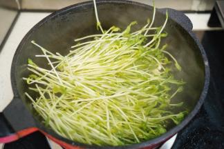 放入洗净的豌豆苗大火热炒