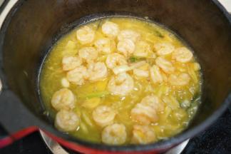 生粉加入20毫升清水勾芡成水淀粉，倒入热炒的锅里翻炒至收汁