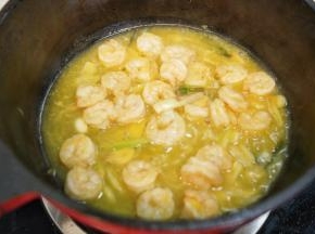 生粉加入20毫升清水勾芡成水淀粉，倒入热炒的锅里翻炒至收汁