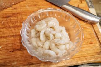 虾仁去虾线后洗净，放入碗里加入盐搅拌均匀腌制20分钟备用