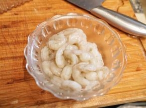 虾仁去虾线后洗净，放入碗里加入盐搅拌均匀腌制20分钟备用