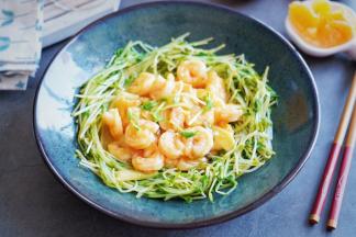 最后把翻炒好的虾仁盛出趴在豌豆苗上即可