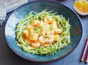 最后把翻炒好的虾仁盛出趴在豌豆苗上即可