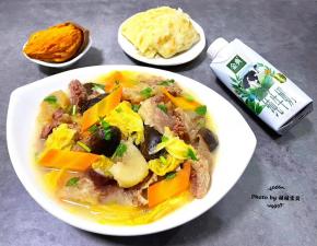 营养丰富的番茄白菜胡萝卜香菇牛肉筋汤装入容器中大功告成了。