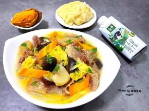 营养丰富的番茄白菜胡萝卜香菇牛肉筋汤装入容器中大功告成了。