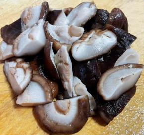 香菇沥干水份切成大小均匀的块状