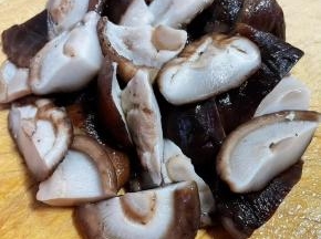 香菇沥干水份切成大小均匀的块状