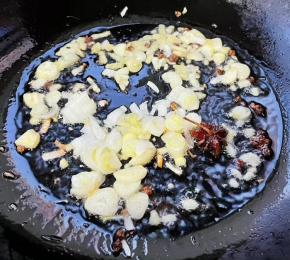 锅中倒入底油加热放入花椒和八角炸香，再放入葱姜蒜爆香爆香