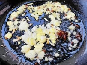 锅中倒入底油加热放入花椒和八角炸香，再放入葱姜蒜爆香爆香