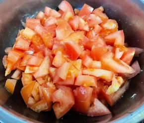 番茄切成小颗粒备用