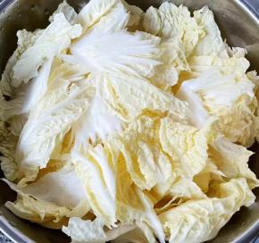 白菜片成大小均匀的薄片