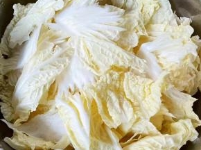 白菜片成大小均匀的薄片