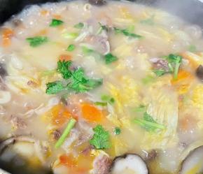 炖制食材完全熟透放入盐和味精调味，最后撒上香菜即可出锅享用。