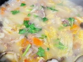 炖制食材完全熟透放入盐和味精调味，最后撒上香菜即可出锅享用。