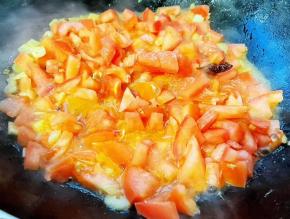 放入番茄粒大火炒出汤汁