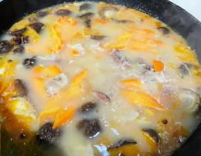 放入香菇翻炒均匀添加适量清水烧开