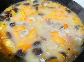 放入香菇翻炒均匀添加适量清水烧开