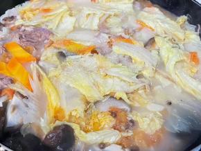 汤开后放入白菜轻轻翻炒均匀，改成中小火炖起来。