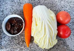 准备原材料番茄、白菜、胡萝卜去皮洗净、香菇去蒂洗净焯水断生，凉水过凉沥干水份备用。