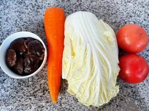 准备原材料番茄、白菜、胡萝卜去皮洗净、香菇去蒂洗净焯水断生，凉水过凉沥干水份备用。