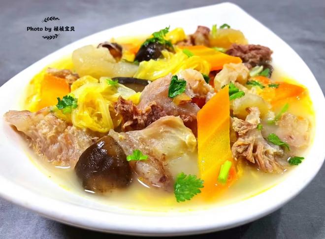 番茄白菜胡萝卜香菇牛肉筋汤