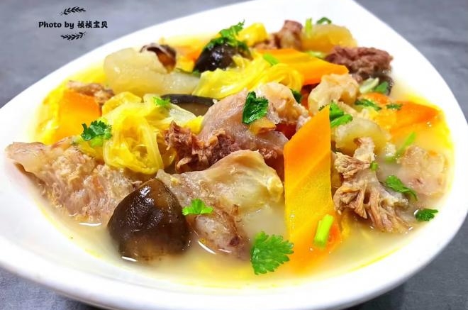 番茄白菜胡萝卜香菇牛肉筋汤